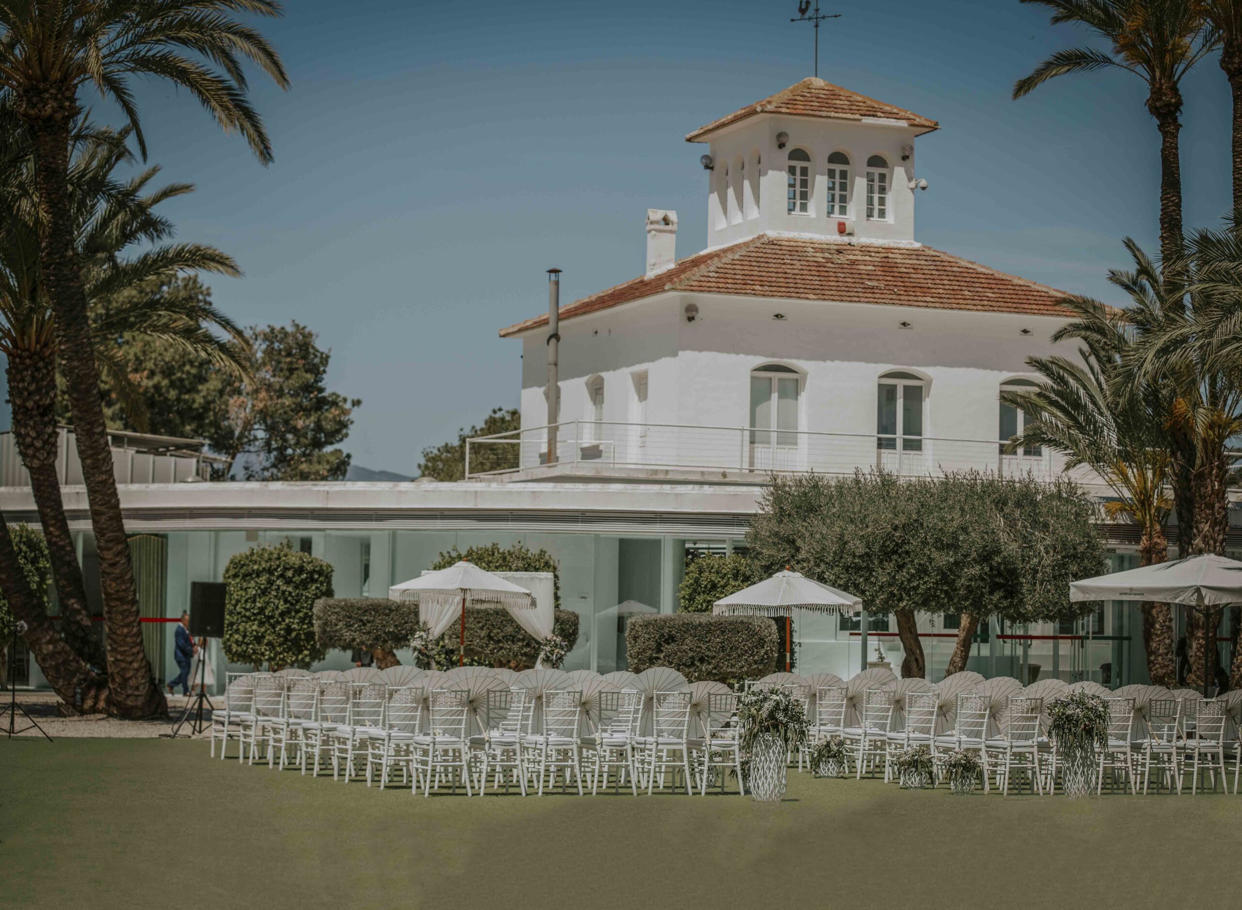 Foto vista lejana de patio de butacas preparado para la ceremonia de boda en Finca el Jardín de la Estación.
