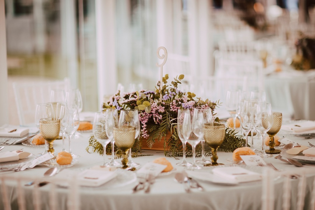 Presentación de mesa para banquete de bodas con flores en cesto.