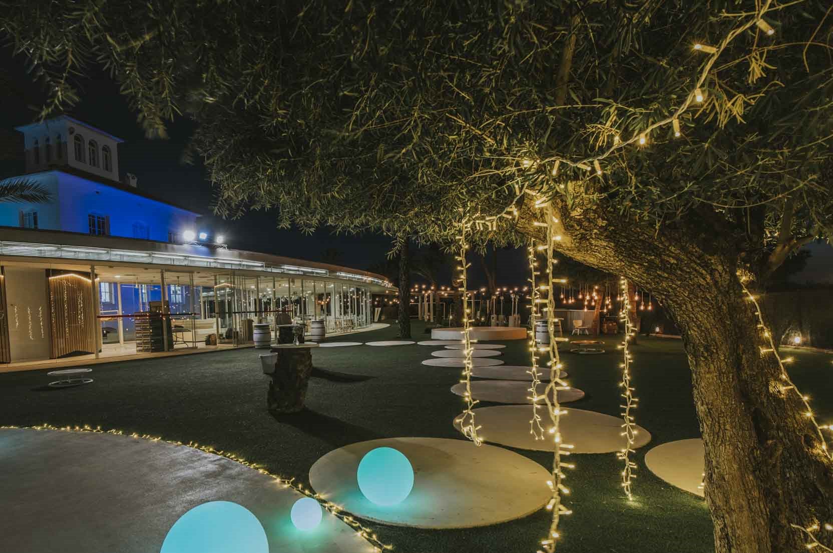 Jardines de finca iluminados por guirnaldas